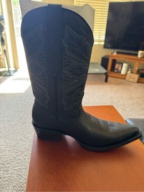 Black Western Women's Boots with Embroidered Shaft